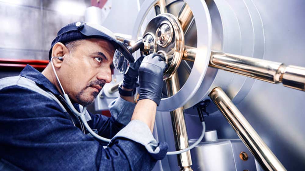 ২০১৯-এ বোমান শুরু করেন তাঁর প্রোডাকশন হাউজ ‘ইরানি মুভিটোন’। জীবন নিয়ে পরীক্ষা নিরীক্ষা কিছু কম করেননি তিনি। চলার পথে ওঠাপড়ার নানা পর্বে তাঁর পাশে আছেন স্ত্রী জেনোবিয়া।