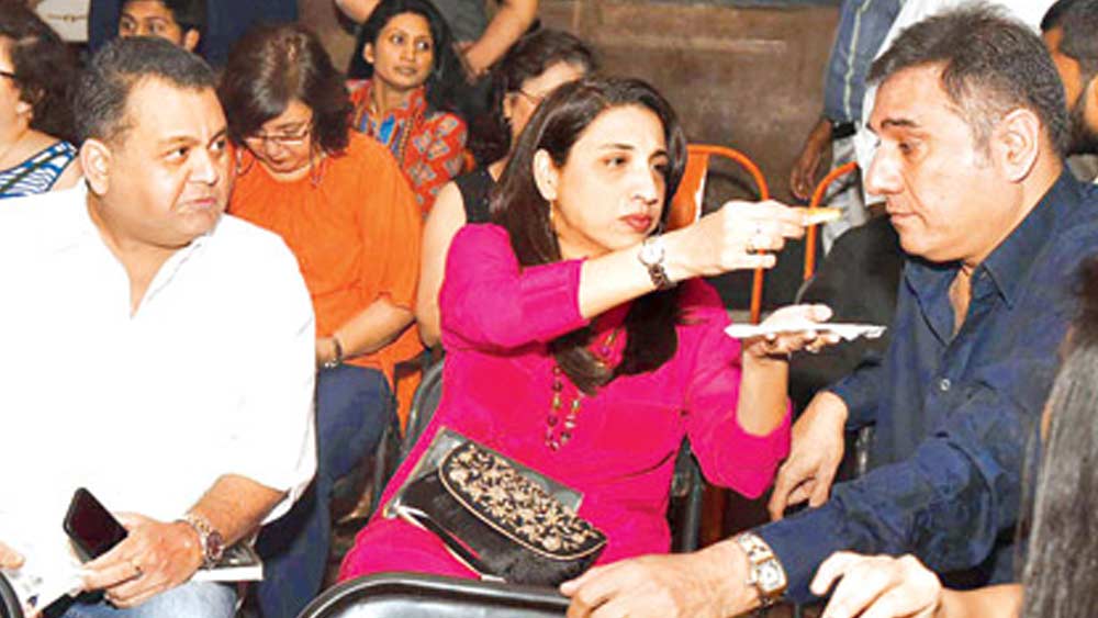 পরীক্ষার পরে আবার দেখা হল। তবে এ বার আর দোকানে নয়। দু’জনে গেলেন প্রথম ডেটিং-এ। রেস্তরাঁয় মুখোমুখি বসে তখনও মেনুকার্ডই আসেনি। বোমান প্রোপোজ করে বসলেন জেনোবিয়াকে।