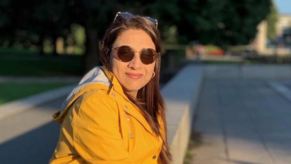 বোমান ভেবেছিলেন উল্টো দিকের উত্তরে হয়তো অনিশ্চয়তা থাকবে। কিন্তু তাঁকে অবাক করে দিয়ে জবাব এল, ‘হ্যাঁ নিশ্চয়ই আমাদের বিয়ে করা উচিত। ওহ! আমি ছাতা আনতে ভুলে গিয়েছি।’ প্রেয়সীর এই খাপছাড়া উত্তরে চমকে যান বোমান।