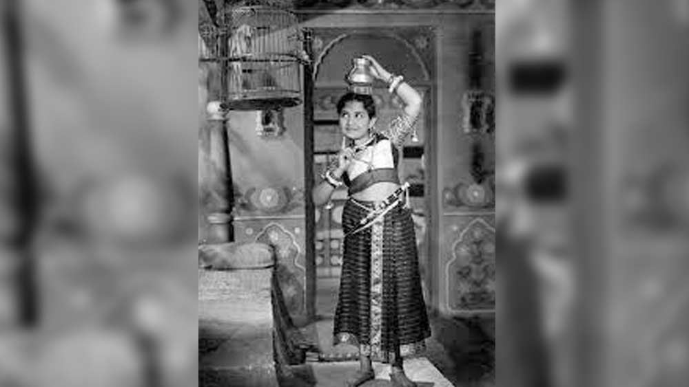 শিশুশিল্পী হিসেবে তবসসুমের শেষ ছবি ‘বাপ বেটি’ মুক্তি পেয়েছিল ১৯৫৪ সালে। এর ছ’বছর পরে তিনি আবার ফিরে আসেন অভিনয়ে।