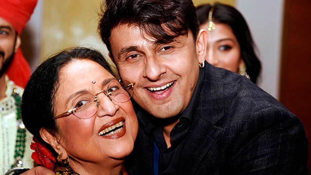 নিজের দুটো পরিচয়ই সযত্নে লালন পালন করেছেন এই শিল্পী। কাজের জায়গায় তিনি তবসসুম। আবার তার বাইরে খাতায় কলমে তাঁর নাম কিরণবালা সচদেব। বাবা মায়ের দেওয়া নাম দু’টি নামই ব্যবহার করেছেন।