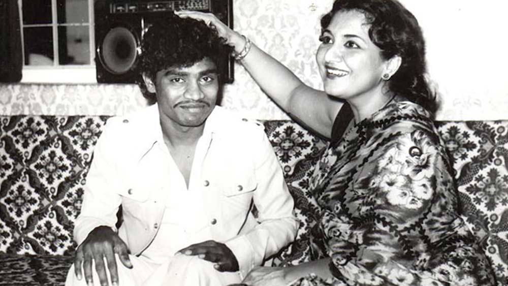 নিজের পরিচালনা-প্রযোজনায় ‘তুম পর হাম কুরবান’ ছবিতে ছেলেকে লঞ্চ করেছিলেন তবসসুম। কমেডিয়ান হিসেবে জনি লিভারেরও এই ছবিতেই আত্মপ্রকাশ।