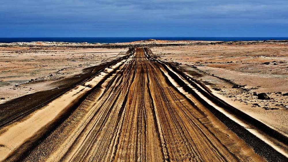 আফ্রিকার দক্ষিণ প্রান্তের এই দেশের নামকরণ হয়েছে উপকূলীয় মরুভূমি ‘নামিব’ থেকে। অতলান্তিক মহাসাগরের উপকূলে এই কোস্টাল ডেজার্ট প্রায় ২০০০ কিমি অঞ্চল জুড়ে বিস্তৃত।