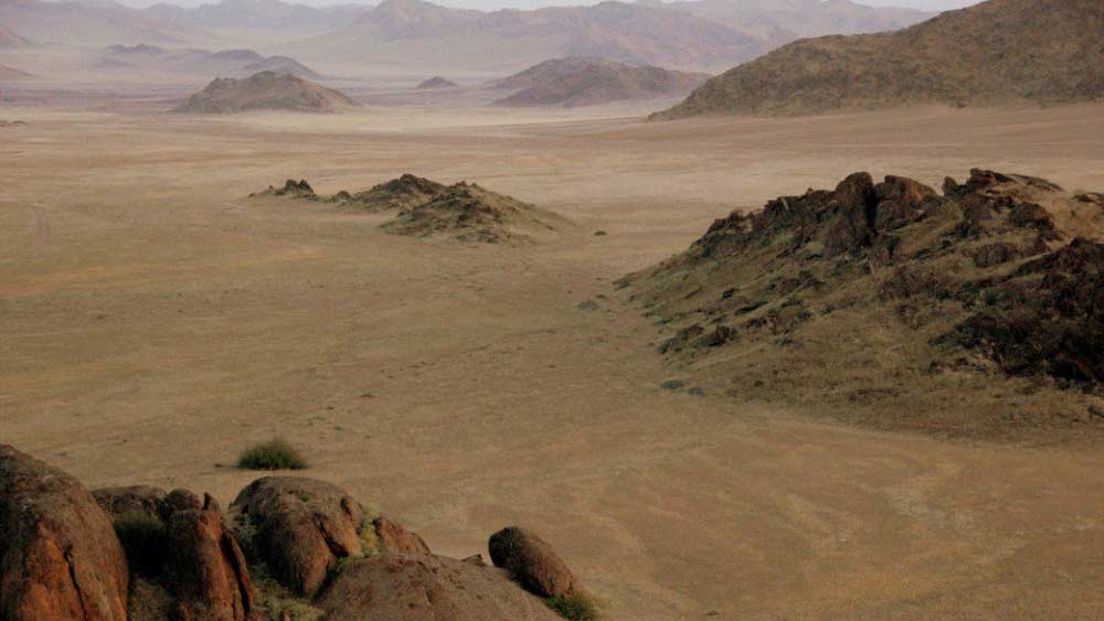 ভৌগোলিক কারণে প্রকৃতি এখানে নির্দয়। শীতল বেঙ্গুয়েলা স্রোতের জেরে সারা বছরই এই ভূখণ্ডকে ঘিরে থাকে ঘন সামুদ্রিক কুয়াশা। বার্ষিক সর্বোচ্চ মাত্র ১০ মিলিমিটার বৃষ্টিপাত নিয়ে এই শুষ্ক অংশে মানুষের জীবনধারণ কার্যত অসম্ভব।