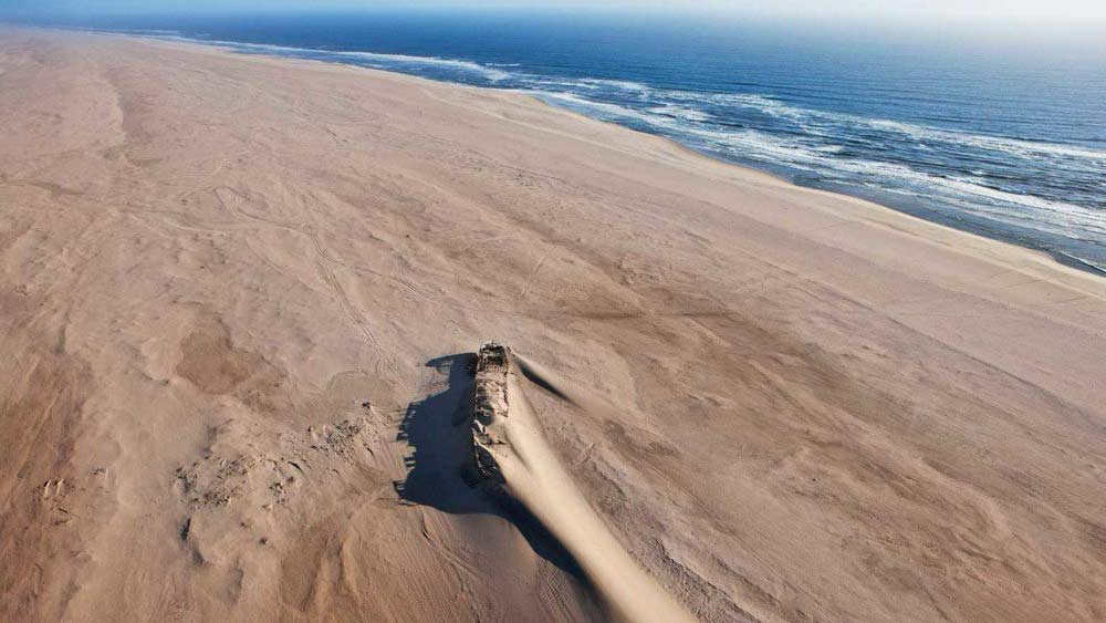 গভীর সমুদ্রে জাহাজে তিমি ও সিল শিকারে পরে চামড়া ছাড়িয়ে নেওয়ার পর দেহাবশেষ ভাসিয়ে দেওয়া হত সমুদ্রে। স্রোতে ভাসতে ভাসতে সেই সব কঙ্কাল এসে জমত উপকূলের এই অংশে।