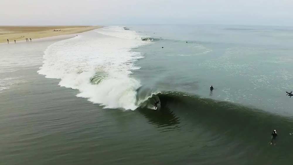 কঙ্কাল উপকূলের অংশে সমুদ্র উত্তাল। সব সময় ঢেউ আছড়ে পড়ে তটে। অতীতে সমুদ্রের এই অংশে ঘন ঘন জাহাজ দুর্ঘটনা হত। তার চিহ্ন ছড়িয়ে ছিটিয়ে রয়েছে স্কেলিটন কোস্ট জুড়ে। এখন অবশ্য বালিয়াড়িতে ভরা পাথুরে এই উপকূল অংশে সার্ফিং খুব জনপ্রিয়।