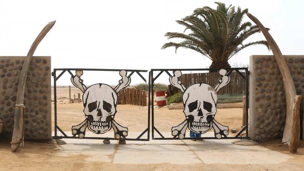 উগাব নদী থেকে কুনিনি নদী অবধি ১৬ হাজার বর্গ কিমি এলাকা জুড়ে তৈরি হয়েছে স্কেলিটন কোস্ট ন্যাশনাল পার্ক। বেবুন, জিরাফ, সিংহ, গন্ডার, হরিণ-সহ অসংখ্য বন্যপ্রাণের বৈচিত্রে ভরা এই জাতীয় উদ্যান।