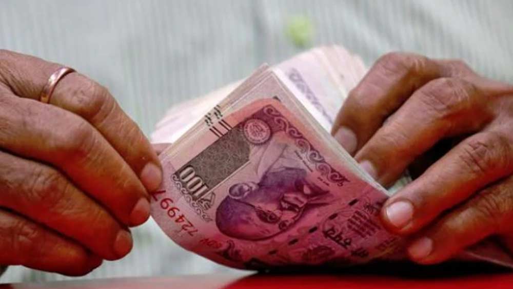 প্রথমত, কঠিন হলেও মেনে নিতে হবে কর্কশ বাস্তবকে। অর্থনীতির পরিভাষায় নিজেদের দেখতে হবে বাজারের অংশ হিসেবেই। যেখানে আমরা নিজেদের দক্ষতা বা প্রতিভা বিক্রি করি।