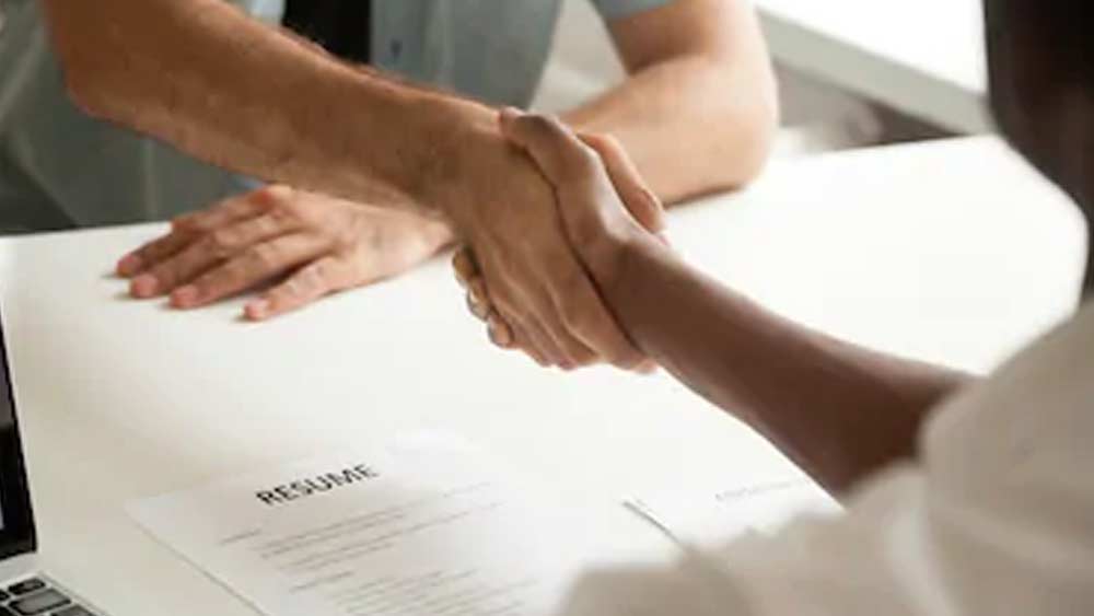 আমাদের কর্মদক্ষতা বা প্রতিভাকে অর্থের বিনিময়ে কিনে নেন চাকরিদাতা। এই মুহূর্তে বাজারে ক্রেতার তুলনায় বিক্রেতার সংখ্যা কম।