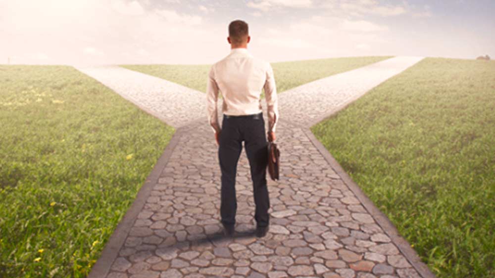 কারণ এই পরিস্থিতিতে দু’টি পথ খোলা আছে। হয়, নিজেকে ছাড়া বাকিদের দোষারোপ করে পরাজয় স্বীকার করে নিতে হবে। নয় তো, নিজেকে পরিবর্তন করে বাস্তবের মুখোমুখি হতে হবে।