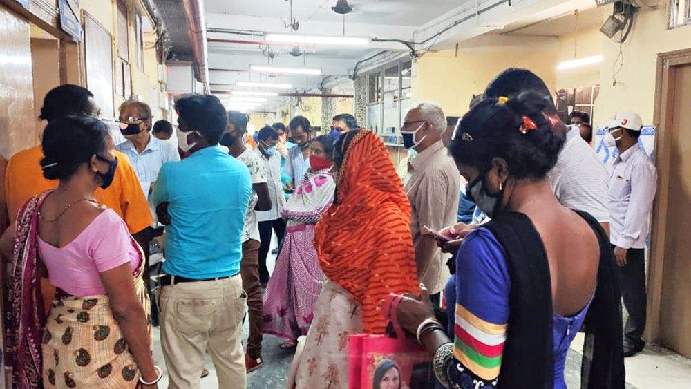 Rule-break in hospital due to huge crowd