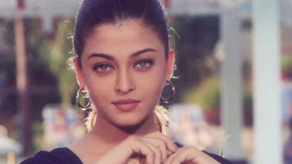 তখনও ঐশ্বর্যা ‘মিস ইন্ডিয়া’ হননি। ব্যস্ত ছিলেন লেখাপড়া আর মডেলিং নিয়ে। ফলে ‘রাজা হিন্দুস্তানি’-তে তাঁর অভিনয় করা হয়ে ওঠেনি।