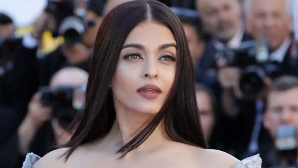 যদিও ঐশ্বর্যার নিজের কথায়, ‘মঙ্গল পাণ্ডে: দ্য রাইসিং’ ছবি ঘিরে প্রথম থেকেই অব্যবস্থা ছিল। শুটিং তিন সপ্তাহ আগেও নাকি তৈরি ছিল না চিত্রনাট্য। তাছাড়া তাঁর চরিত্র ঠিক করে ব্যাখ্যাও করা হয়নি বলেও অ্যাশের অভিযোগ ছিল।