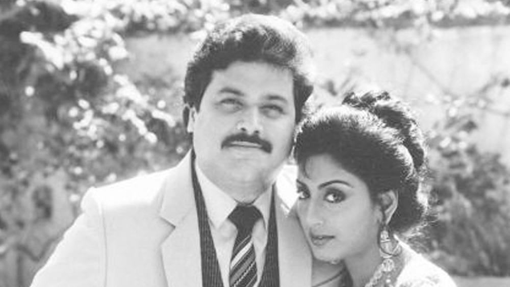 কেরিয়ারে ব্যর্থতার জেরে রাজের সঙ্গে তাঁর স্ত্রী রূপার সম্পর্ক তিক্ত হয়ে ওঠে। ডিপ্রেশনের শিকার হন পর্দার রোমান্টিক নায়ক। ঘরে বাইরে বিধ্বস্ত রাজ কিরণ যোগাযোগ করেন আমেরিকা প্রবাসী ভাই গোবিন্দ মেহতানির সঙ্গে। তিনি বন্দোবস্ত করার পরে মানসিক হতাশার চিকিৎসা করাতে পরিবারের সঙ্গে আমেরিকা পাড়ি দেন রাজ।