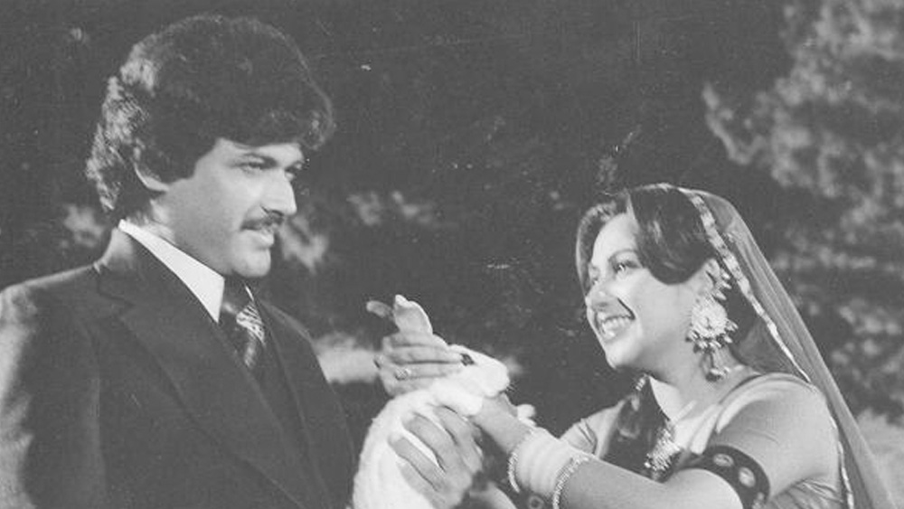 ঋষি জানান, তাঁকে গোবিন্দ বলেছেন, আমেরিকায় এসেও খারাপ সময় রাজের পিছু ছাড়েনি। সেখানেও আর্থিক সমস্যার সুরাহা হয়নি। এর ফলে তিক্ততার আগুনে যেন ঘি পড়ে। তাঁকে ছেড়ে স্ত্রী তাঁর দুই মেয়েকে নিয়ে চলে যান। এরপরই আটলান্টার মানসিক চিকিৎসালয়ে জায়গা হয় রাজ কিরণের।