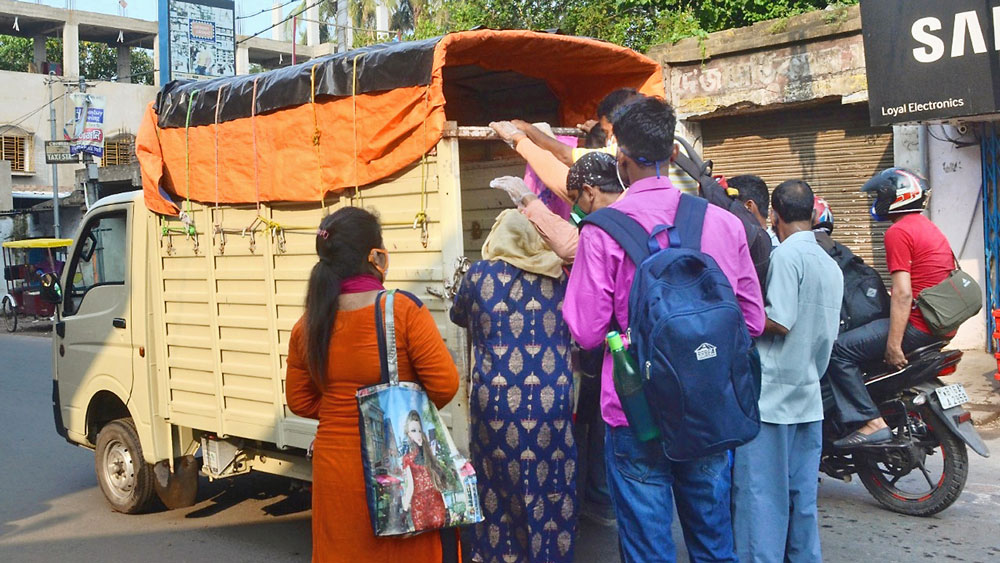 ঠাসাঠাসি: ভিড়ের মধ্যে যাতায়াত। ব্যারাকপুরে। ছবি: সজল চট্টোপাধ্যায়