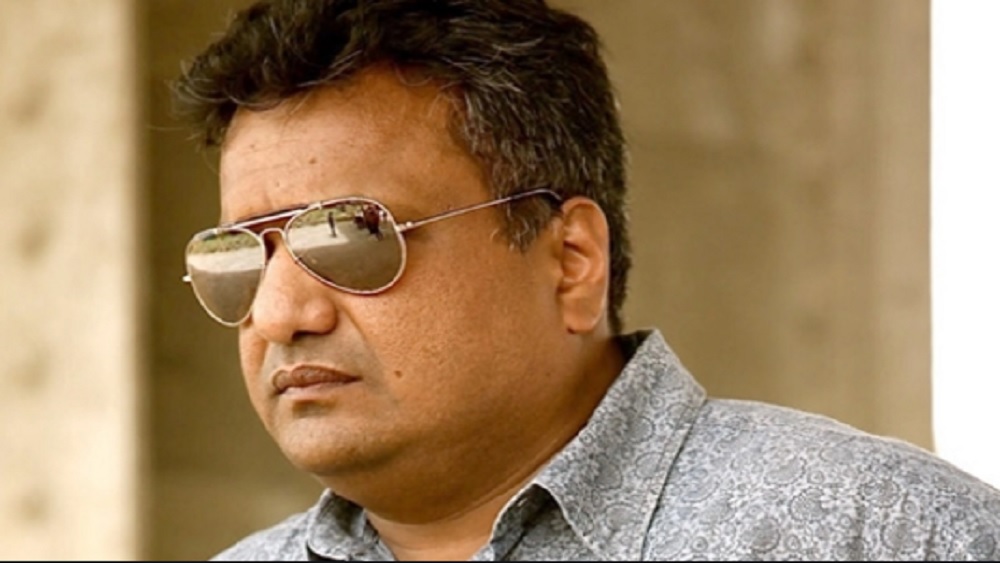 কিন্তু সেই সঞ্জয় দত্তের হাত মাথার উপর থেকে সরে যেতেই রাস্তায় এসে দাঁড়িয়েছিলেন পরিচালক সঞ্জয় গুপ্ত। একের পর এক ছকভাঙা ছবি উপহার দিলেও,বলিউডের নব্বই শতাংশই মুখ ফিরিয়ে নিয়েছিল তাঁর থেকে। দীর্ঘ লড়াইয়ের পর ফের বলিউডে ফিরলেও, আর মাথা তুলে দাঁড়ানো সম্ভব হয়নি তাঁর পক্ষে। ‘মুন্নাভাই’য়ের সঙ্গে ভাঙা সম্পর্কও আর জোড়া লাগেনি।