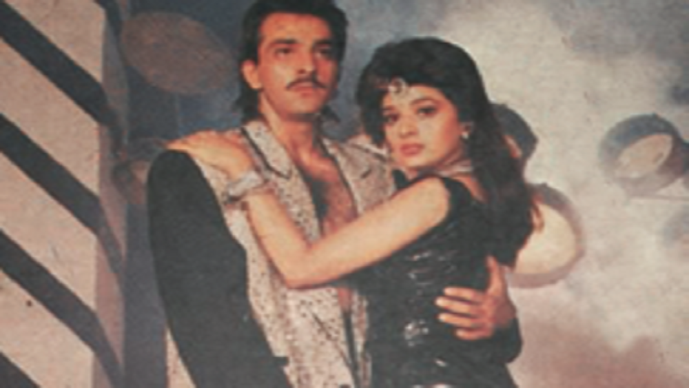 পরিচালক হিসাবে সেই সময় বলিউডে একট সুযোগের জন্য ঘুরছিলেন সঞ্জয় গুপ্ত। সেইসময় ‘থানেদার’ ছবির পরিকল্পনা করছিলেন পরিচালক রাজ সিপ্পি। প্রিয় নায়ক সঞ্জয় দত্তকে সামনে থেকে দেখার লোভ ছিলই। তাই সেই ছবিতে রাজকে অ্যাসিস্ট করার সুযোগ একেবারে লুফে নেন তিনি।