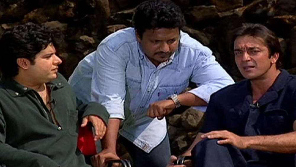 ছবির শুটিং চলাকালীন সঞ্জয় দত্তের সঙ্গে বন্ধুত্ব হয়ে যায় সঞ্জয় গুপ্তের। শুটিংয়ের ফাঁকে একসঙ্গে আড্ডা দিতে শুরু করেন দু’জনে। এমনকি শুটিং না থাকলে এদিক ওদিক যেতেও শুরু করেন। সেই ফাঁকেই সঞ্জয় দত্তের সামনে প্রস্তাবটি পেড়ে ফেলেন সঞ্জয় গুপ্ত। জানিয়ে দেন, নার্গিস তনয়কে নায়ক করেই পরিচালনায় ডেবিউ করতে চান তিনি।