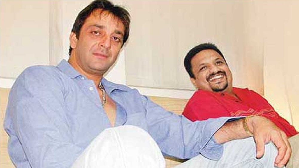 তাতে আপত্তি তো দূর, বরং বলিউডে আনকোরা এই পরিচালক তথা বন্ধুর পায়ের নীচের মাটি শক্ত করতে, প্রস্তাব পাওয়া মাত্রই রাজি হয়ে যান সঞ্জয় দত্ত। সঞ্জয় দত্তের মতো অভিনেতা যে ছবিতে রয়েছেন, তার জন্য প্রযোজক পেতে অসুবিধা হওয়ার কথা নয়। সেই মতো চিত্রনাট্য লিখতে শুরু করেন সঞ্জয় গুপ্ত।