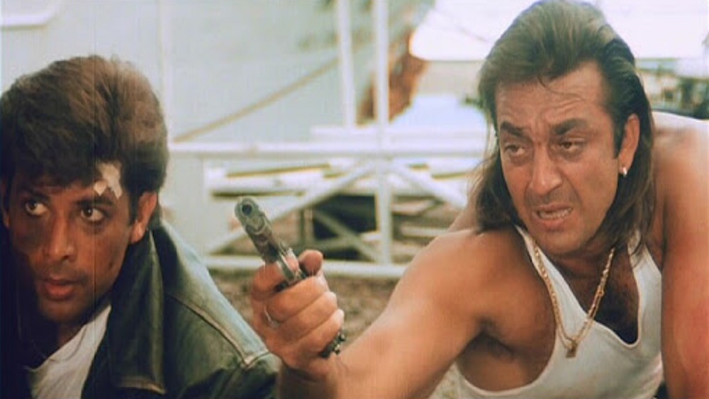 ছবিতে সঞ্জয় দত্তের পাশাপাশি, আদিত্য পাঞ্চোলি, রবিনা ট্যান্ডন এবং করিশ্মা কপূর ছিলেন মুখ্য ভূমিকায়। এই ছবির হাত ধরে বলিউডে প্রবেশ করেন সলমন খানের জামাইবাবু অতুল অগ্নিহোত্রীও। কলেজে সঞ্জয় গুপ্তর সহপাঠী ছিলেন অতুল। সব মিলিয়ে ভালয় ভালয় ছবির শুটিং মিটে যায়। শুরু হয় পোস্ট প্রোডাকশনের কাজ।