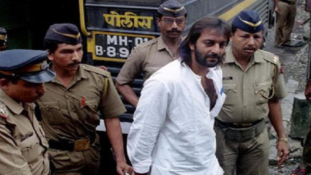 মরিশাসে ‘আতিশ’ ছবির একটি গানের শুটিং চলাকালীনই জিজ্ঞাসাবাদের জন্য সঞ্জয় দত্তকে মুম্বইয়ে ডেকে পাঠানো হয়। বিমানবন্দরে নামতেই তাঁকে গ্রেফতার করে পুলিশ। সে বছর ৫ এপ্রিল সুপ্রিম কোর্টে জামিন পেয়ে সঞ্জয় জেল থেকে বেরিয়ে আসেন, কিন্তু ৪ জুলাই ফের তাঁকে গ্রেফতার করা হয়। তার পর একেবারে ১৯৯৫ সালের ১৬ অক্টোবর জেল থেকে বেরিয়ে আসেন সঞ্জয় দত্ত।