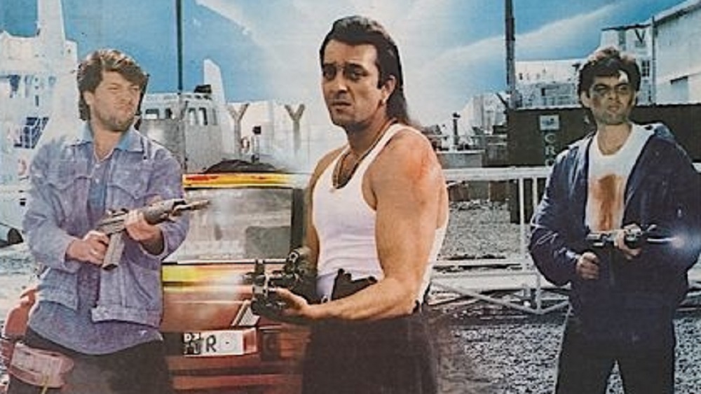 সঞ্জয দত্ত জেলে থাকার সময়ই ১৯৯৪ সালে মুক্তি পায় ‘আতিশ’। ছবিটি ব্যাপক সাফল্য পায়। এই গোটা সময়টা দত্ত পরিবারের সঙ্গে ছিলেন সঞ্জয় গুপ্ত। এমনকি জেল থেকে বেরনোর পর সঞ্জয় দত্তের কেরিয়ারে গতি আনতেও গুরুত্বপূর্ণ ভূমিকা ছিল তাঁর।