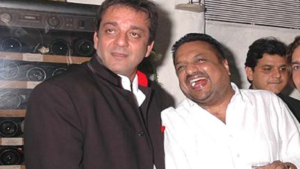 কিন্তু এর পরই সঞ্জয় দত্ত ও সঞ্জয় গুপ্তর বন্ধুত্বে চিড় ধরতে শুরু করে। প্রযোজনা সংস্থার কর্মীদের টাকা পয়সা মেটানো নিয়ে ঝামেলা শুরু হয় দু’জনের মধ্যে। শোনা যায়, সঞ্জয় দত্ত কর্মীদের বেতনের টাকা ঠিক সময়ে ছেড়ে দিলেও, তা আটকে রাখতেন সঞ্জয় গুপ্ত। এমনকি সঞ্জয় দত্তের নাম ভাঙিয়ে প্রযোজকদের কাছ থেকে বাড়তি সুবিধা নেওয়ার অভিযোগও ওঠে তাঁর বিরুদ্ধে।