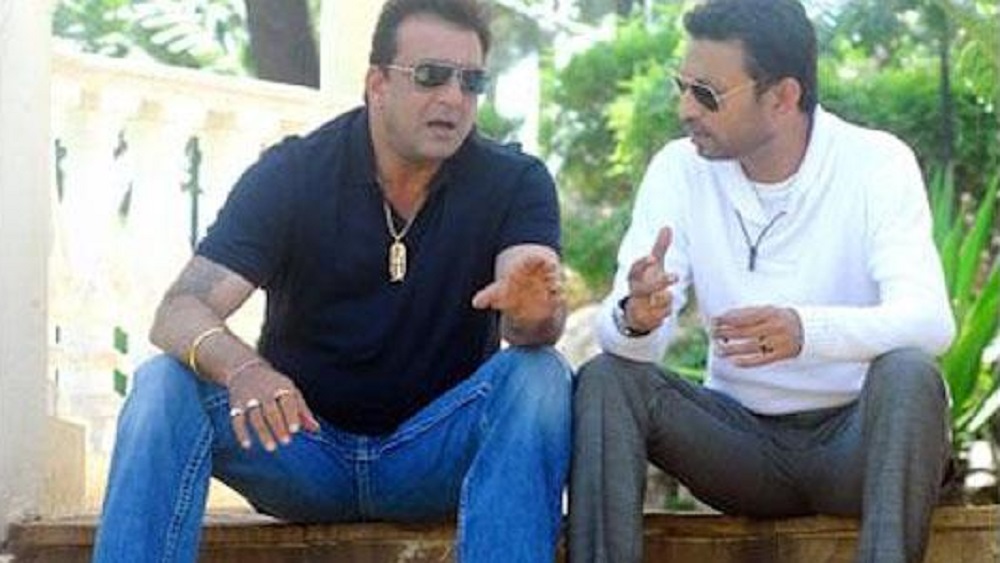 সেইসময় সঞ্জয় দত্তকে নিয়ে একটি ছবির পরিকল্পনা ছিল সঞ্জয় গুপ্তের। কিন্তু সঞ্জয় দত্ত তাঁর সঙ্গে কাজ করতে রাজি হননি। বাধ্য হয়ে ওই চরিত্রের জন্য ইরফান খানকে বেছে নেন তিনি। কিন্তু এ ব্যাপারে প্রযোজক সংস্থাকে কিছু জানাননি। তাতে বিষয়টি আইন-আদালত পর্যন্ত পৌঁছয়। শেষে গোয়ার বাংলো বিক্রি করে ওই প্রযোজক সংস্থার টাকা ফেরত দিতে হয় সঞ্জয় গুপ্তকে।