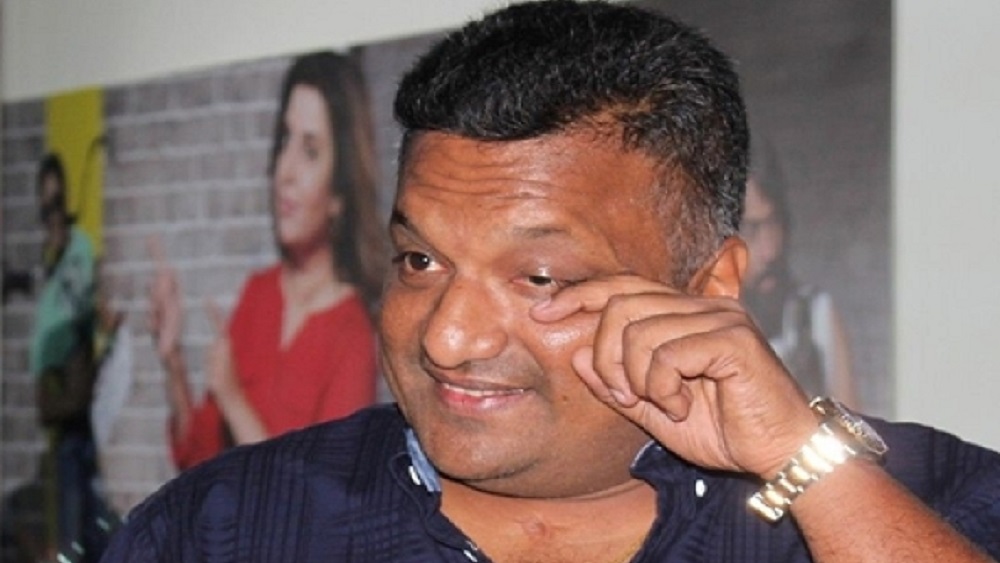 এমন পরিস্থিতিতে বলিউড থেকে সরে আসার সিদ্ধান্ত নেন সঞ্জয় গুপ্ত। সেই মতো খান্ডালায় একটি হোটেলে চাকরি নেন তিনি। ভেবেছিলেন বাকি জীবনটা এ ভাবেই কাটিয়ে দেবেন। কিন্তু সিনেমার প্রতি ভালবাসা তাঁকে ওই চাকরিতে বেঁধে রাখতে পারেনি। বরং দু’এক বছর বিরতি নিয়ে ফের বলিউডে ফেরেন তিনি।