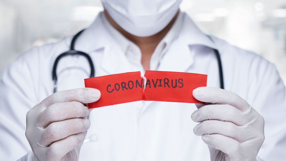 শুধু তা-ই নয়, কোন কোন ক্ষেত্রে ভাইরাস ছড়ানোর হার কেমন, ঝুঁকি কোথায় কতটা কম বা বেশি এই নিয়েও নিজেদের মতামত প্রকাশ করেছে সিডিসি। তাদের মুখপাত্র ক্রিস্টেন নর্টলান্ডের মতে, ‘‘কোভিড-১৯ ছড়িয়ে পড়ার ধরন বদল হয়নি। আজও তা মানুষে-মানুষে সংস্পর্শ থেকেই বেশি করে ছড়ায়। কিন্তু সেই সংস্পর্শেরও নানা প্রকারভেদ আছে। হাতে হাত লাগায় যেমন করে ছড়াবে, হাঁচি বা কাশি থেকে ছড়াবে তার অনেক গুণ বেশি।’’ কোন ক্ষেত্রে কেমন করে এই ভাইরাস ছড়ায়? বাঁচার উপায়ই বা কী?