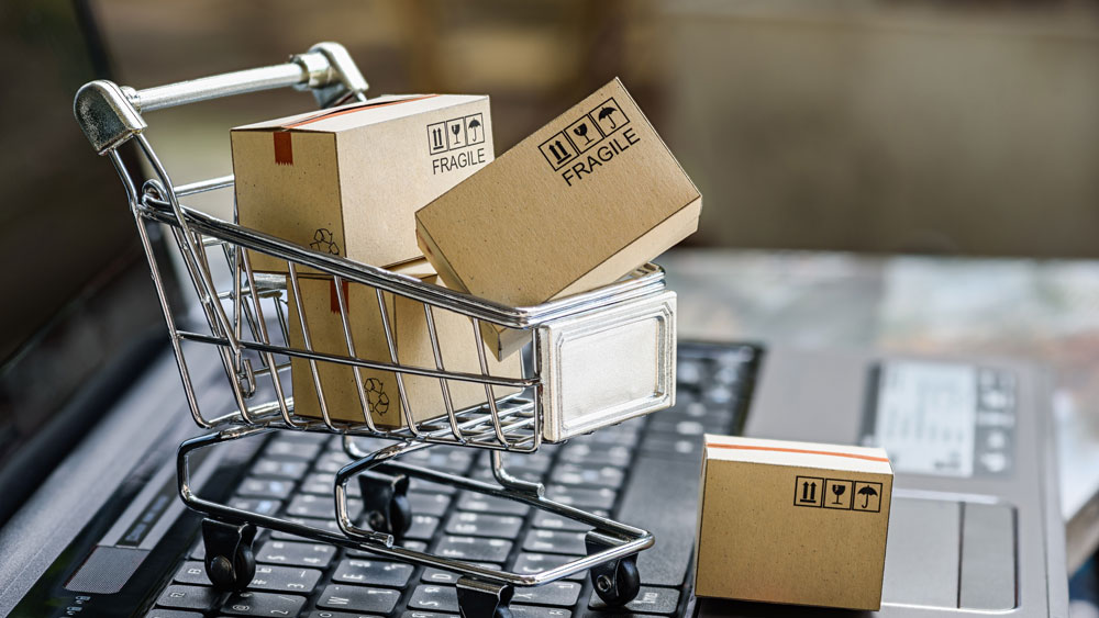 ভাইরাস বিশেষজ্ঞ ভিনসেন্ট মানস্টেরের মতে, ‘‘সমীক্ষায় দেখা গিয়েছে, এক জন সংক্রমিত ব্যক্তির সরাসরি সংস্পর্শে আসা অনেক বশি ঝুঁকির। বরং কোনও বাইরের বাক্স বা অনলাইনে আসা গিফট নেওয়া থেকে সংক্রমণ ততটা ছড়ায় না।’’ তাঁর মতে, কোনও আলমারি ও ড্রয়ার জাতীয় জিনিসে এই ভাইরাস প্রায় ২৪ ঘণ্টা বেঁচে থাকে। ধাতু ও প্লাস্টিকে বাঁচে প্রায় তিন দিন। কিন্তু আশ্রয় নেওয়ার মতো শরীর না পেলে এই ভাইরাস ততটা ভয়ঙ্কর হয়ে উঠতে পারে না।