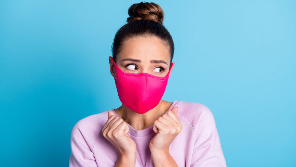 সিডিসি-র মতে, এক জন সুস্থ মানুষকে আক্রান্ত করার জন্য ১ হাজার ভাইরাল পার্টিকল প্রয়োজন। সংক্রামক ব্যক্তির শ্বাস থেকে প্রতি মিনিটে ২০ ভাইরাল পার্টিকল বেরয়। সুতরাং ৫০ মিনিট তাঁর শ্বাসের কাছাকাছি থাকলেই যে কেউ আক্রান্ত হতে পারেন কোভিড-১৯-এ। কিন্তু মাস্ক পরলে সে সম্ভাবনা কমে যায় প্রায় ৬০-৭০ শতাংশ। চার পাশে উপসর্গবিহীন রোগীর সংখ্যা বেশি বলে আরও বেশি করে মাস্ক ব্যবহারে জোর দিতে হবে।