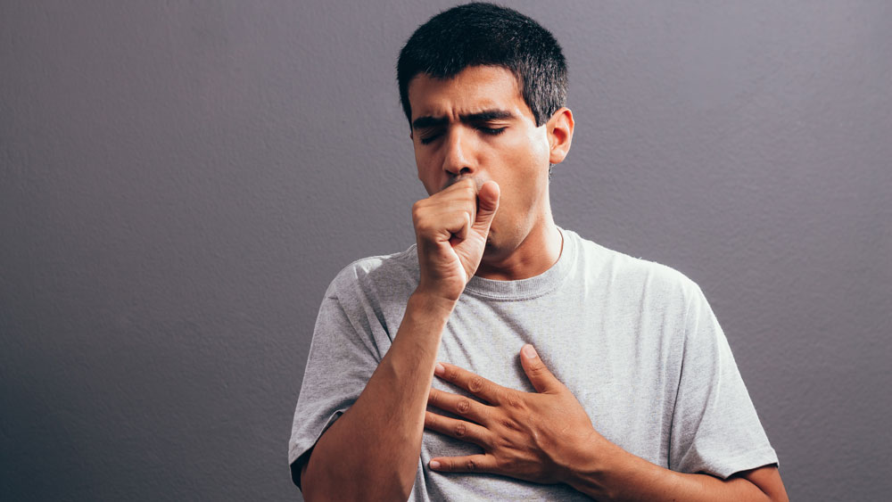 আক্রান্ত ব্যক্তির হাঁচি-কাশি থেকে প্রতি মিনিটে ২০ কোটি ভাইরাল পার্টিকল বেরয়। এই পার্টিকলগুলি প্রায় এক ঘণ্টা পর্যন্ত বাতাসে থাকে। তাই মাস্ক পরা এ কারণেও খুব দরকার।