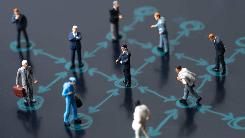 সামাজিক দূরত্ব নিয়েও সংক্রমণের একটি অঙ্ক কষেছে সিডিসি। তাদের মতে, কোনও মানুষের সঙ্গে ৬ ফুট দূরত্ব নিয়ে ৪৫ মিনিট অবধিও থাকলে ঝুঁকি কম থাকে। মাস্ক পরে দু’জন কাছাকাছি দাঁড়িয়ে সর্বাধিক ৪ মিনিট পর্যন্ত কথা বললেও সংক্রামিত হওয়ার ভয় নেই। আলো-হাওয়া খেলে এমন জায়গায় দু’জনের মধ্যে ৬ ফুট দূরত্বে থাকলে তেমন কোনও শঙ্কার কারণ নেই।