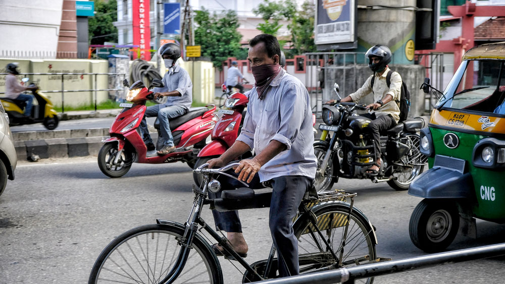 পাশ দিয়ে সাইকেল চালিয়ে বা হেঁটে বা জগিং করে কোনও আক্রান্ত ব্যক্তি গেলে, যদি তিনি হেঁচে বা কেশে না দেন, তা হলেও ভয়ের কোনও কারণ নেই। তবে মুখে মাস্ক পরার অভ্যাস সেখানেও দরকার।
