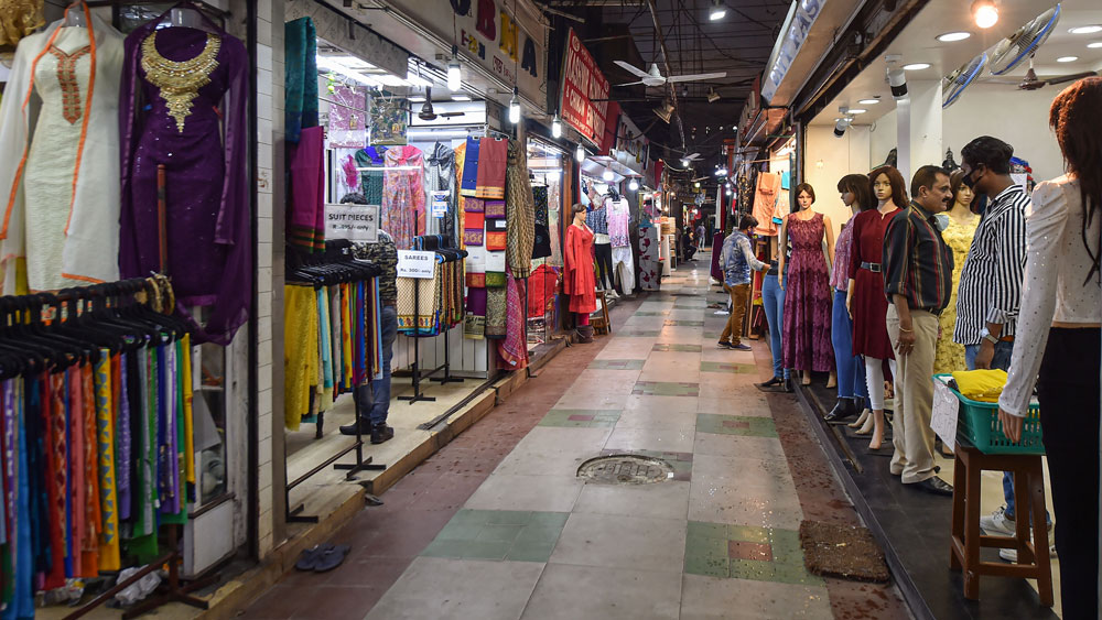 বদ্ধ জায়গা, দোকান-বাজার, রেস্তরাঁয় সংক্রামিত হওয়ার ঝুঁকি বেশি। এই ঝুঁকি কমাতেও করোনা থেকে দূরে থাকার সব রকম নিয়ম মেনে চলতে হবে।