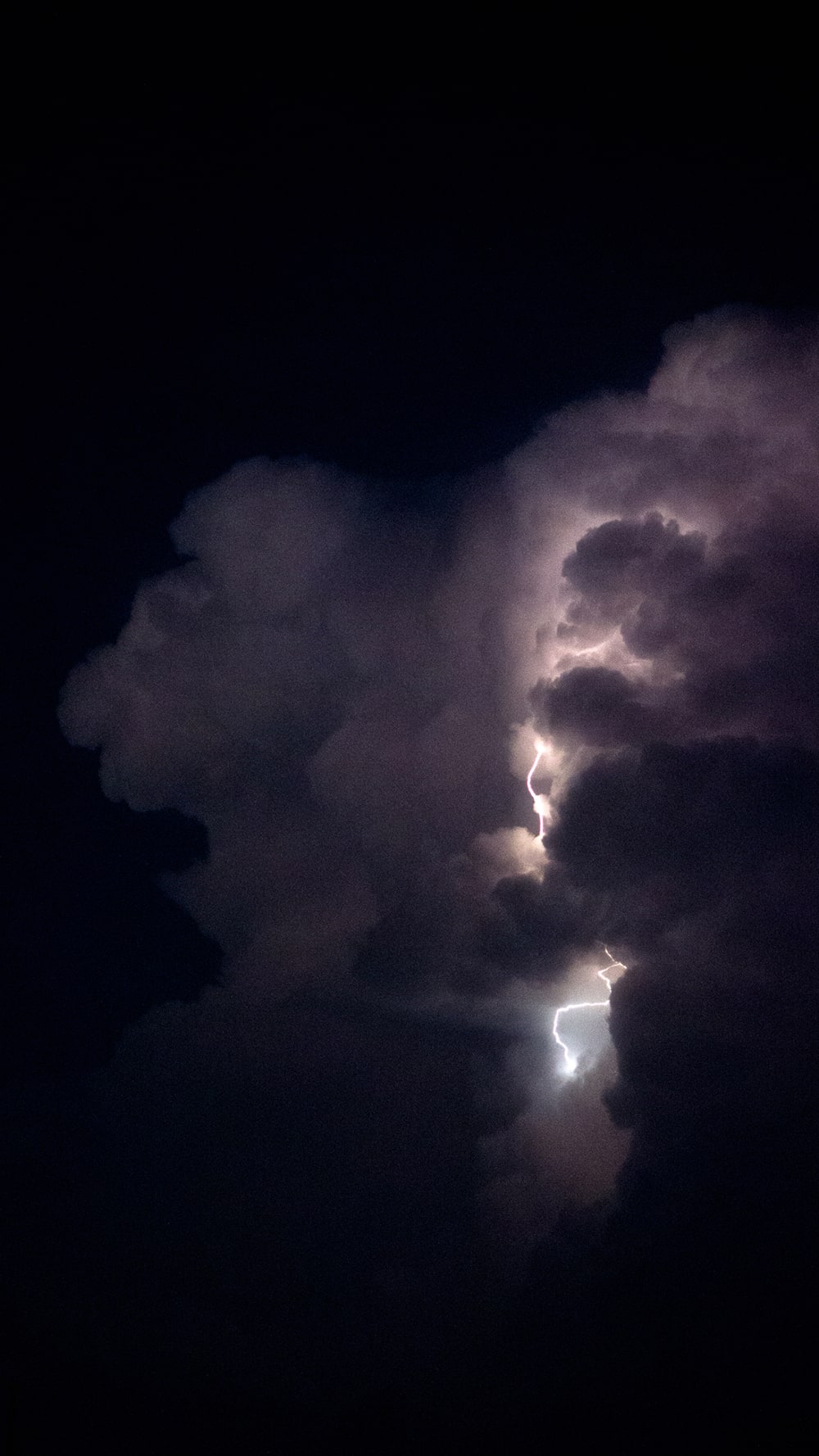 পঞ্চম শ্রেণিতে পড়ার সময় বাবা কিনে দিয়েছিলেন ক্যামেরা। তার পর থেকেই ছেলের লেখাপড়ায় মন কম। সারা দিন ক্যামেরা নিয়েই খুটখাট। বয়স যত বাড়ে, ক্যামেরাই হয়ে ওঠে দোসর। অবশেষে  রুটিরুজিও। আমি-আপনিও দেখি। তিনিও দেখেন। তবে তিনি দেখেন চোখ পেরিয়ে লেন্স ছাপিয়ে। তিনি কলকাতার সোহম গুপ্ত।