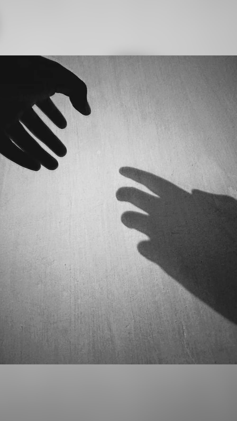 ফোটোগ্রাফার সহেলী দাস আবার ছবিকে দেখেন অন্য ভাবে। কলকাতার রাস্তায় এলোমেলো হাঁটতে হাঁটতেই ছবির সঙ্গে সখ্য সহেলীর। উত্তর কলকাতার গলি, তস্য গলি, গলির ফাঁকে ছেঁড়া ছেঁড়া আকাশ, পুরনো বাড়ি এগুলোই ছবির নেশা ধরিয়ে দিয়েছিল সহেলী দাসকে।