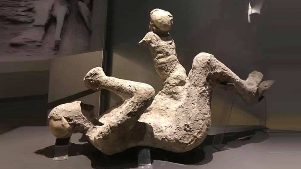 যেখান থেকেই শব্দের জন্ম হোক, খ্রিস্টীয় প্রথম শতকে খ্যাতির শিখরে পৌঁছেছিল রোমান নগরী পম্পেই। রাতারাতি সেই জনপদ স্তব্ধ হয়ে গিয়েছিল ভিসুভিয়াস পর্বতের অগ্ন্যুৎপাতে। পুরু ছাইয়ের প্রলেপ এবং পিউমিস স্টোনে ঢাকা পড়েছিল শহর। আজও প্রস্তরীভূত পম্পেই অপেক্ষা করে আছে ইতিহাসের সাক্ষী হয়ে।