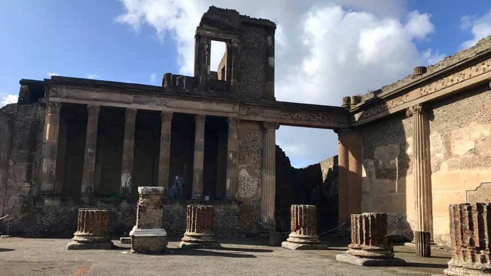 খ্রিস্টপূর্ব ৪৫০ অব্দ থেকেই পম্পেই নগরীতে জনবসতির গোড়াপত্তন। খ্রিস্টের জন্মের ৮৯ বছর আগে পম্পেই হয়ে ওঠে রোমান সভ্যতার অন্যতম গুরুত্বপূর্ণ শহর। পম্পেইবাসীর প্রধান ভাষা হয় লাতিন।