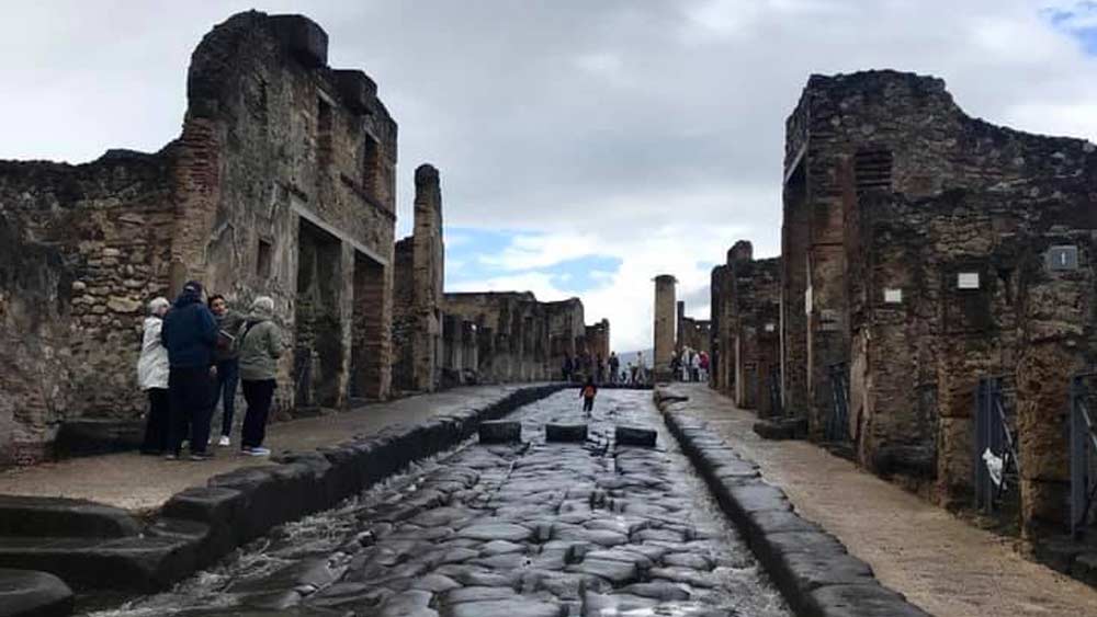 ছোটখাটো ভূমিকম্পের সঙ্গে প্রথম থেকেই পরিচিত ছিল পম্পেই-এর বাসিন্দারা। কিন্তু ৭৯ খ্রিস্টাব্দে ভিসুভিয়াস পর্বতের অগ্ন্যুৎপাতের ফলে যে প্রাকৃতিক বিপর্যয় হয়েছিল, তার কথা দুঃস্বপ্নেও ভাবতে পারেননি নগরীর মানুষ।