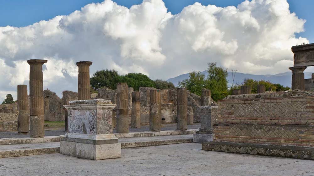 ঠিক কবে এই ভয়াল বিপর্যয়ের গ্রাসে পম্পেই তলিয়ে গিয়েছিল, সে বিষয়ে স্পষ্ট করে কিছু জানা যায় না। সমকালীন নথি থেকে মনে করা হয় সেই দিনটি ছিল অগস্ট বা অক্টোবরের একটি দিন।