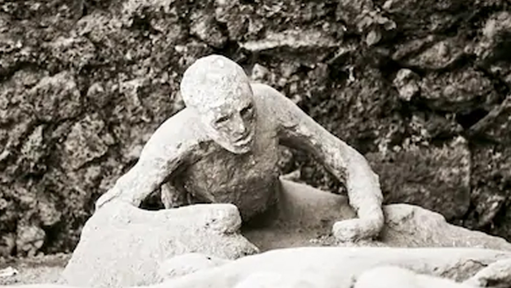 আজ পর্যন্ত পম্পেই থেকে উদ্ধার হয়েছে প্রায় ১১৫০টি প্রস্তরীভূত কঙ্কাল। তাদের অবস্থান দেখে বোঝা যায় আচমকা বিপর্যয় ধেয়ে আসায় তাঁরা পালানোর সুযোগ পাননি। বা, পালাতে গিয়েও মুখ থুবড়ে পড়ে গিয়েছেন। ছাই আর পাথরের আঁধিতে হারিয়েছেন দৃষ্টিশক্তি। ধীরে ধীরে তাঁদের উপর জমেছে আগ্নেয়ছাইয়ের আস্তরণ।