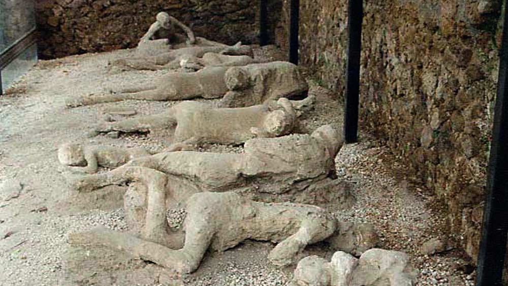 বহু কঙ্কালের সঙ্গে পাওয়া গিয়েছে সেই সময়কার অলঙ্কার। উদ্ধার হয়েছে প্রাচীন রোমান মুদ্রাও। ঐতিহাসিকদের ধারণা, হয়তো পালানোর সময় পম্পেইবাসী সঙ্গে রাখতে চেয়েছিলেন মূল্যবান জিনিসপত্র। কিন্তু পালানোর পথ বন্ধ করে দিয়েছিল মাউন্ট ভিসুভিয়াস। পরে কঙ্কালগুলির আধারে প্লাস্টার অব প্যারিসের সাহায্যে দেহের আকার দেওয়া হয়।