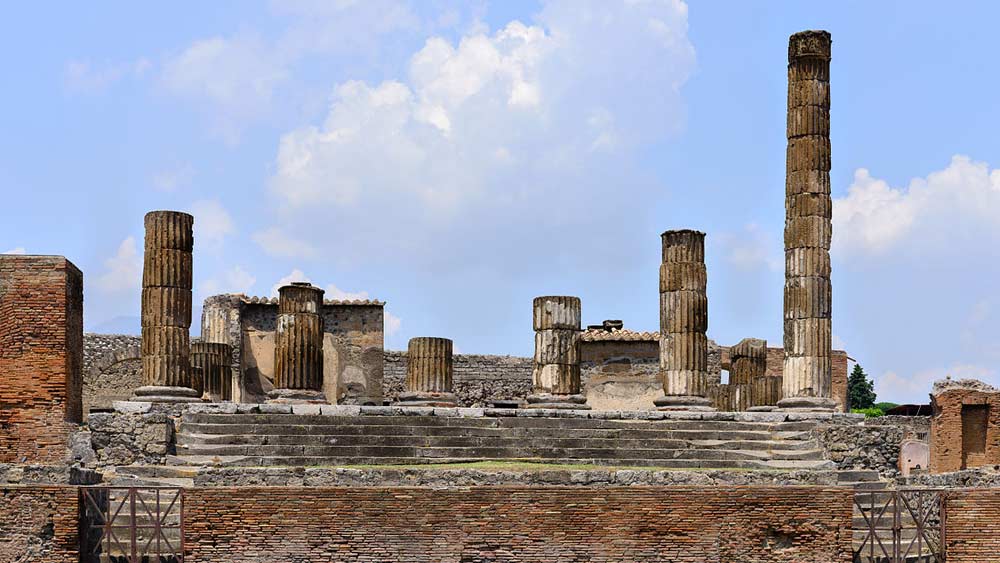 এর পর লোকচক্ষুর আড়ালে পম্পেই পড়ে ছিল নিথর ইতিহাস হয়ে। ১৭৪৮ খ্রিস্টাব্দে প্রত্নতাত্বিক জিনিসের খোঁজে কয়েক জন উৎসাহী এসে পৌঁছন ইটালির কাম্পানিয়া প্রদেশে। তাঁদের উদ্যোগে পম্পেইয়ের ধ্বংসস্তূপে শুরু হয় খনন।