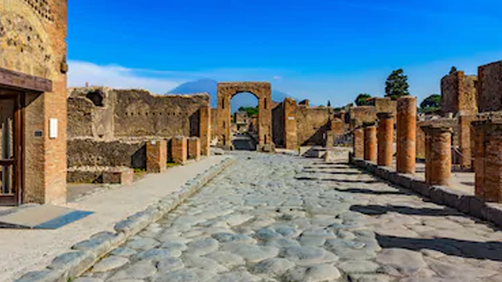 এই ইতিহাস-আগ্রহীরা বিস্মিত হয়ে দেখেন, ভিসুভিয়াসের লাভার ছাই আসলে সংরক্ষকের কাজ করেছে। ছাইয়ের আস্তরণে পম্পেইয়ের সব কিছু অবিকল রয়েছে দু’হাজার বছর ধরে। প্রাচীন পম্পেইয়ের ঘরবাড়ি দাঁড়িয়ে আছে যেমন ছিল খ্রিস্টীয় প্রথম শতকে।