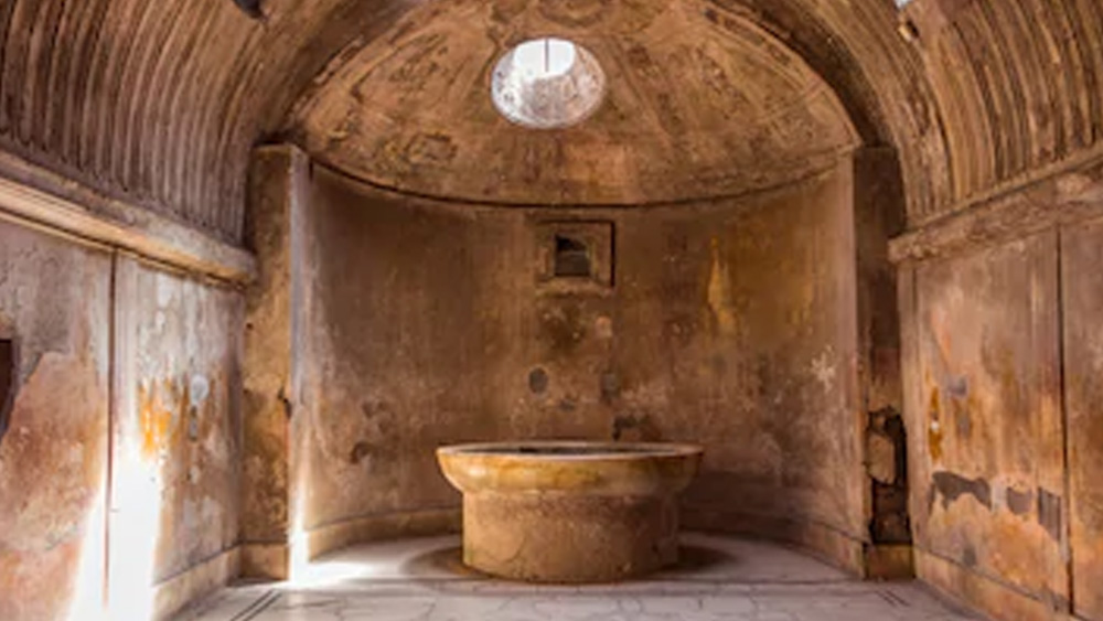 পম্পেইয়ের পাথর বাঁধানো পথে ছাইয়ের প্রলেপের নীচে ইতস্তত ছড়িয়ে ছিটিয়ে পড়ে ছিল নিত্য ব্যবহার্য জিনিস। প্রত্নবিদরা বিস্মিত হয়ে যান পম্পেই-এর বাড়িতে দু’হাজার বছরের প্রাচীন শুকনো ফল আর পাউরুটি দেখে।