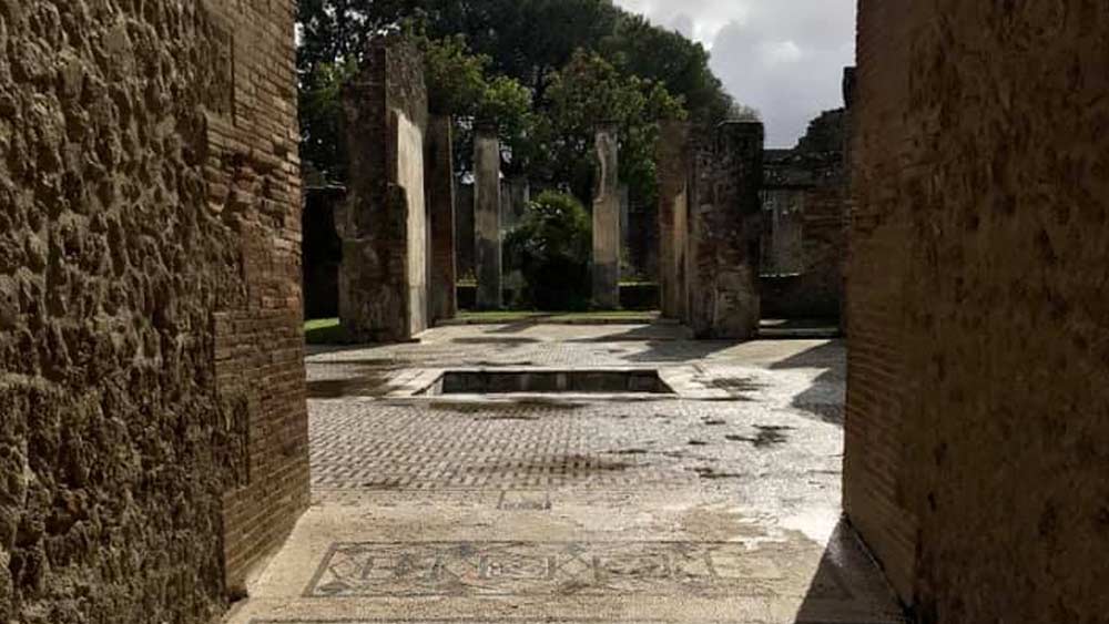 গত তিনশো বছর ধরে পম্পেই নগরীর ভগ্নাবশেষে চলছে খনন এবং অনুসন্ধান। পম্পেই নিয়ে গবেষণার নতুন নতুন দিক খুলে দিয়েছে নতুন নতুন প্রত্ন-আবিষ্কার। ইউনেস্কোর হেরিটেজ সাইট পম্পেই-এর ধ্বংসাবশেষে প্রতি বছর অসংখ্য পর্যটকের পা পড়ে।