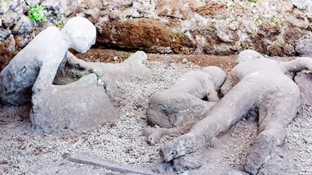 পম্পেই-এর ধ্বংসাবশেষ থেকে চুরির অভিযোগ ছিল বহু দিন ধরেই। পর্যটকরা অনেকেই স্মৃতিচিহ্ন হিসেবে নিয়ে যেতেন এখানকার প্রত্নসম্পদ। কিন্তু তাদের অভিজ্ঞতা, পম্পেইয়ের জিনিস বাড়িতে নিয়ে যাওয়ার পর ভৌতিক ঘটনার সাক্ষী থেকেছেন। পরে বাধ্য হয়ে আবার সেগুলি তারা ফিরিয়ে দিয়ে গেছেন পম্পেইয়ে।